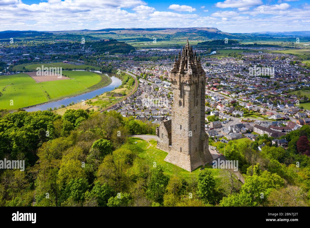 Vista aérea de la torre del Monumento Nacional Wallace cerrada debido a la sujeción de Covid-19 en Abbey Craig, Stirling, Escocia, Reino Unido Foto de stock