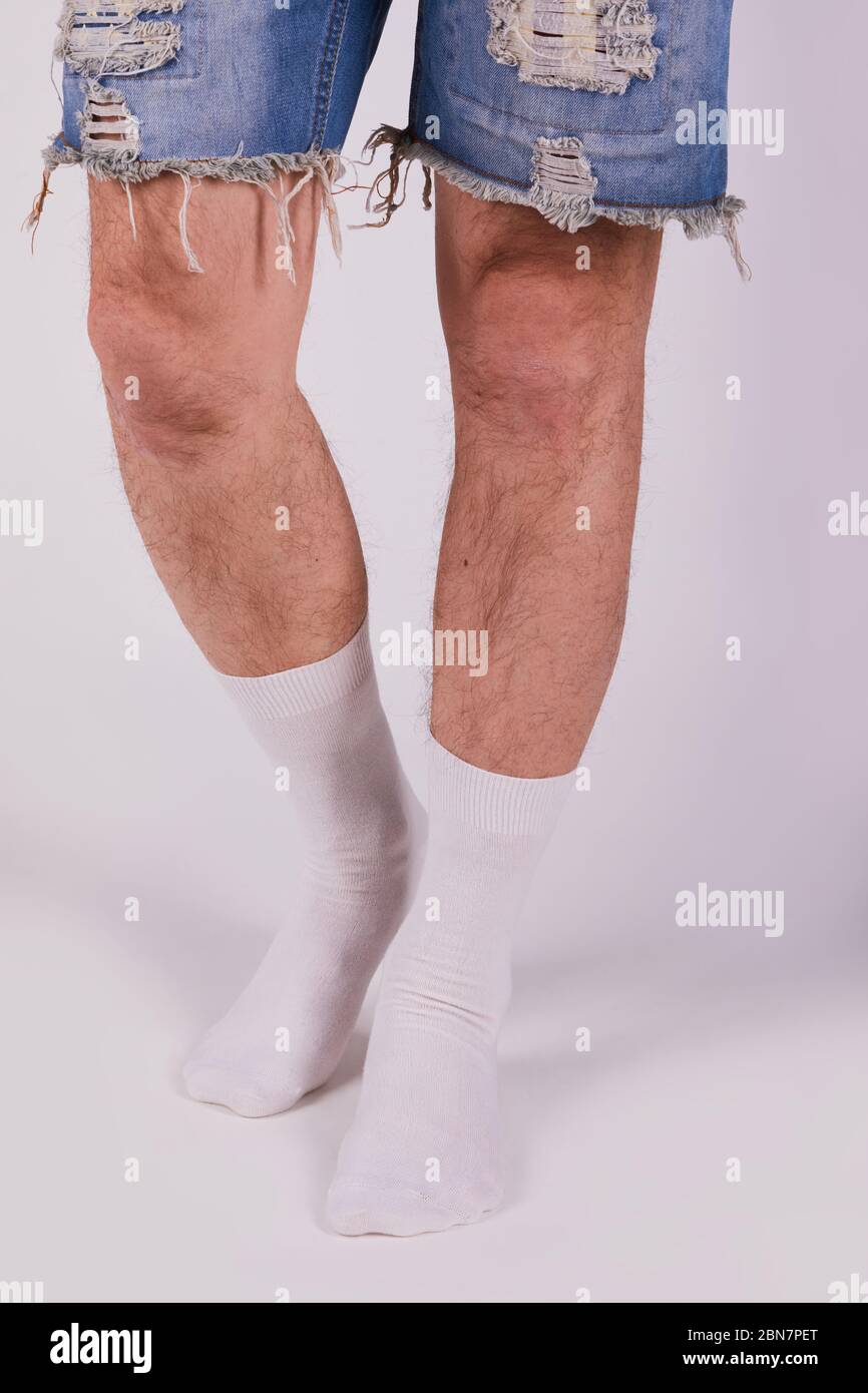 Hombre con nuevos calcetines blancos de algodón sobre fondo blanco. Foto de  estudio de primer plano detallada. Piernas masculinas con calcetines  Fotografía de stock - Alamy