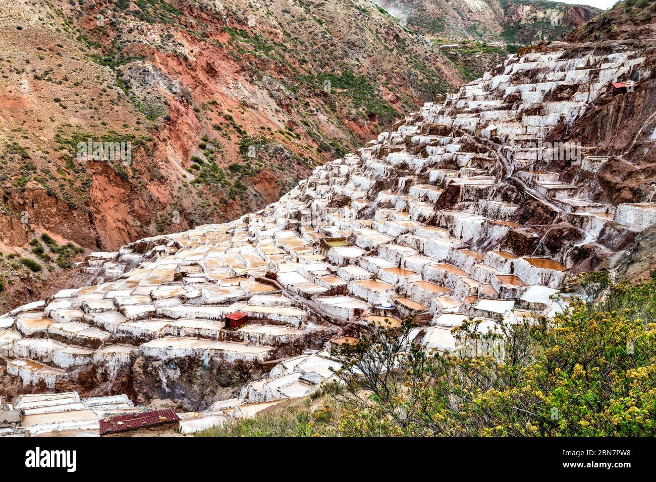 Estanques de sal en terrazas de Maras (Salinas de Maras), Valle Sagrado, Perú Foto de stock