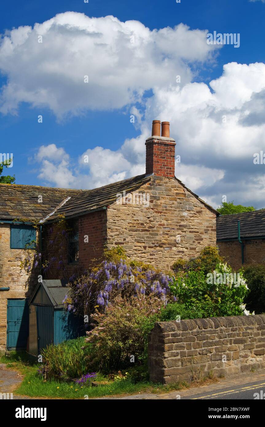 Reino Unido, South Yorkshire, Rotherham, Wentworth, Cabaña junto a B6090 Foto de stock