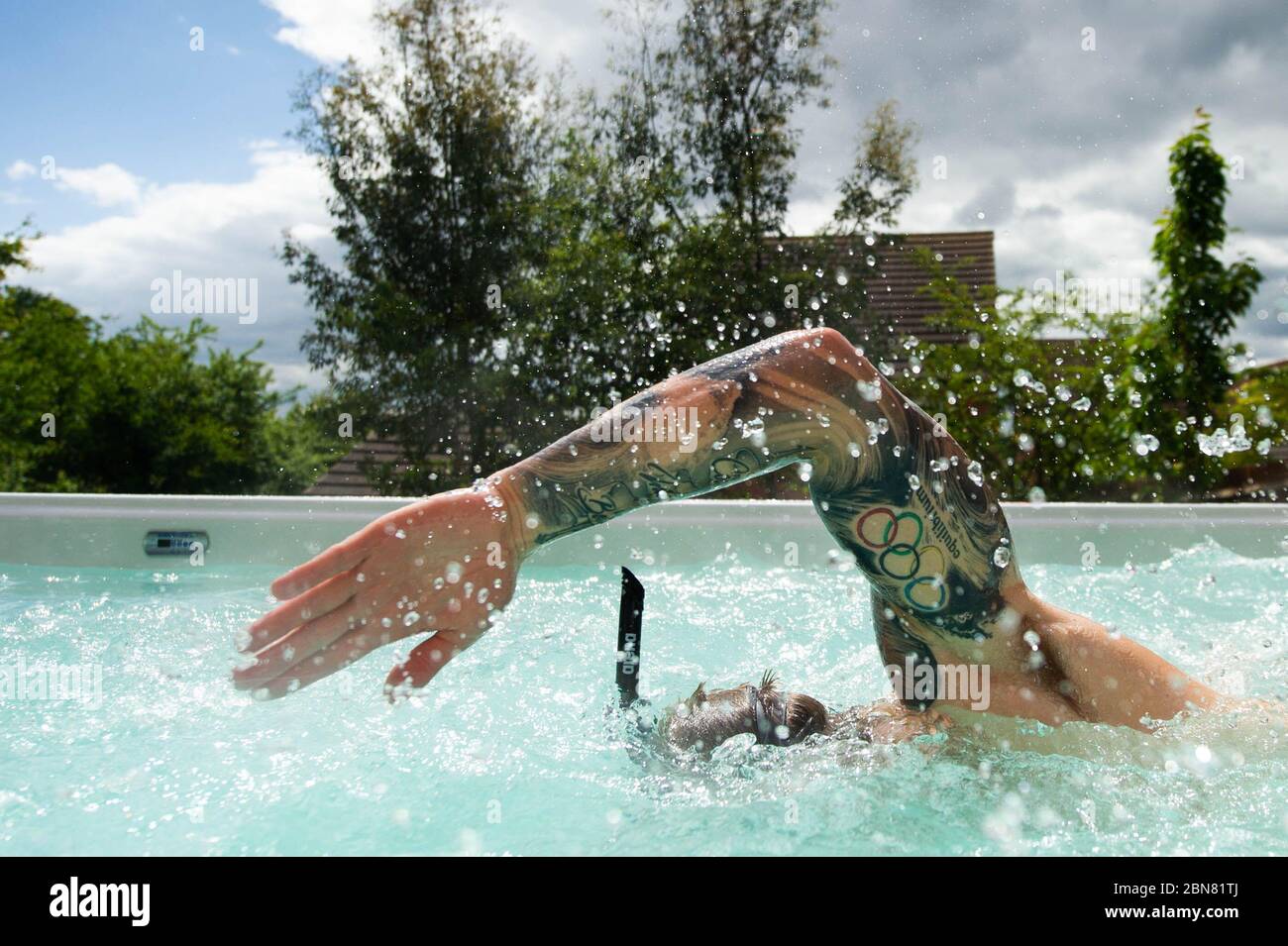 El nadador británico Adam Peaty entrena en su casa en Loughborough en una piscina provista por el jacuzzi en asociación con las bañeras de hidromasaje Bedfordshire para permitir a los nadadores olímpicos de GB seguir entrenando en casa para Tokio 2021 durante el actual cierre del Reino Unido. Foto de stock