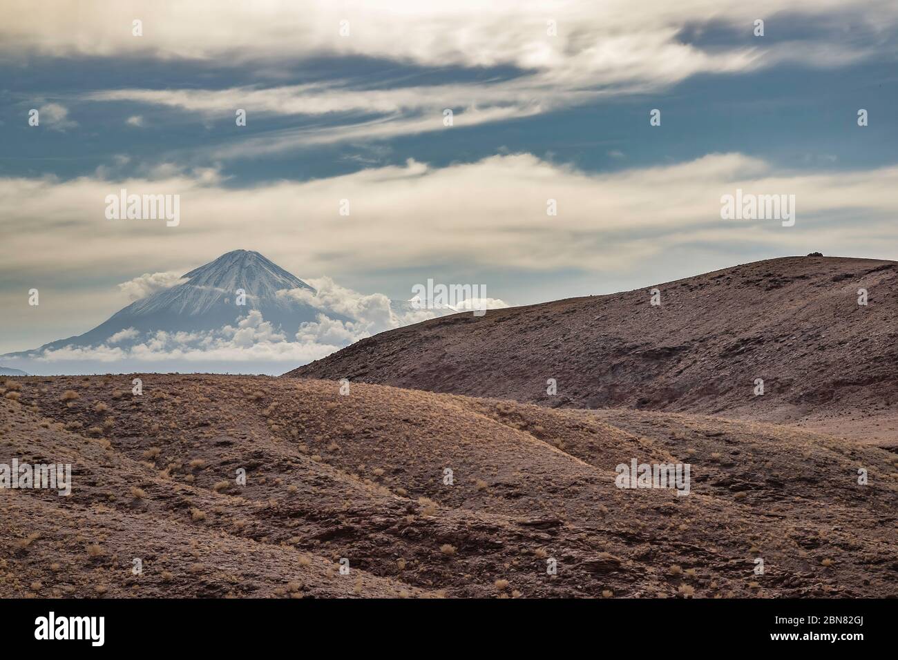 Volcán Licancabur visto desde el norte de San Dedrol de Atacama y la ruta B-245. Foto de stock