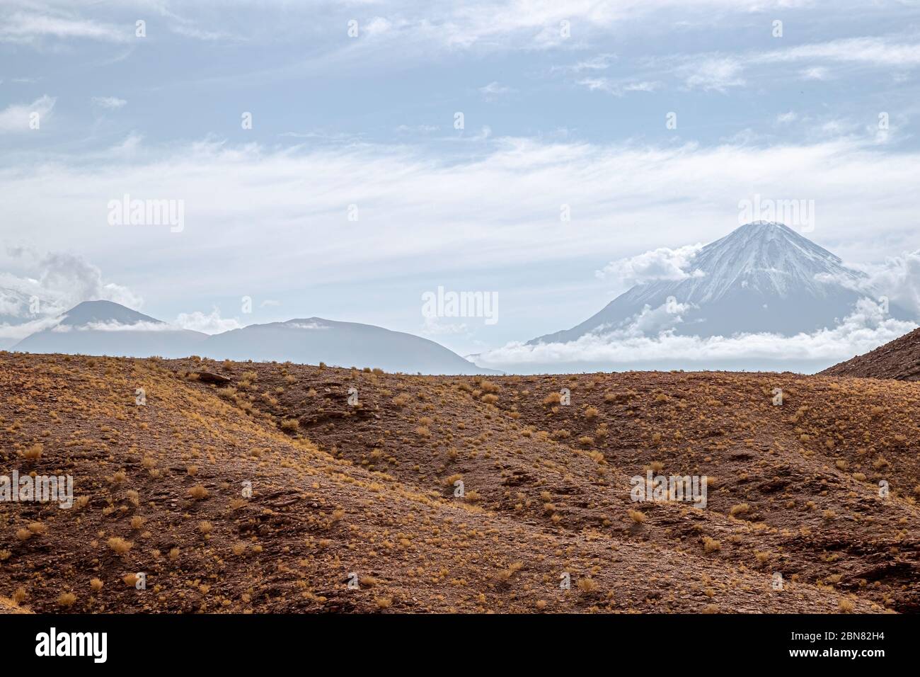 Volcán Licancabur visto desde el norte de San Dedrol de Atacama y la ruta B-245. Foto de stock