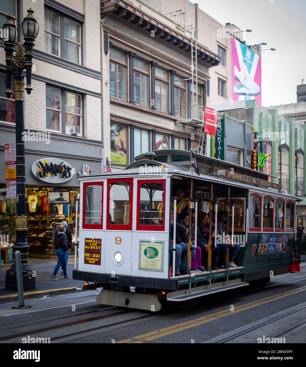 Un icónico tranvía hace su camino a través de las calles de San Francisco en California Foto de stock
