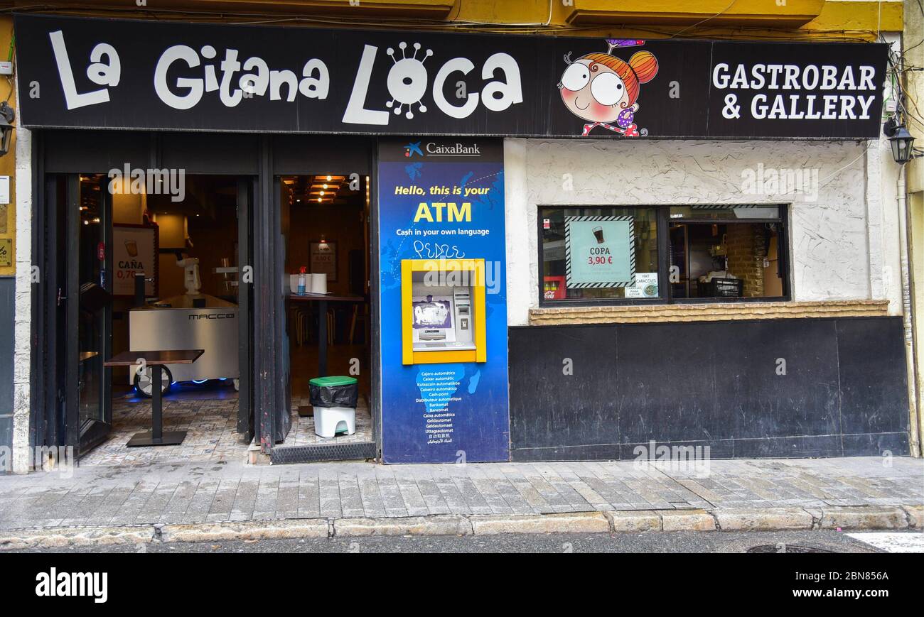 Bar 'la Gitana Loca' un fenómeno que ha llegado a Sevilla en esta fase 1 de  la disminución de la escalada. Esto se puede ver en un bar del centro, en la