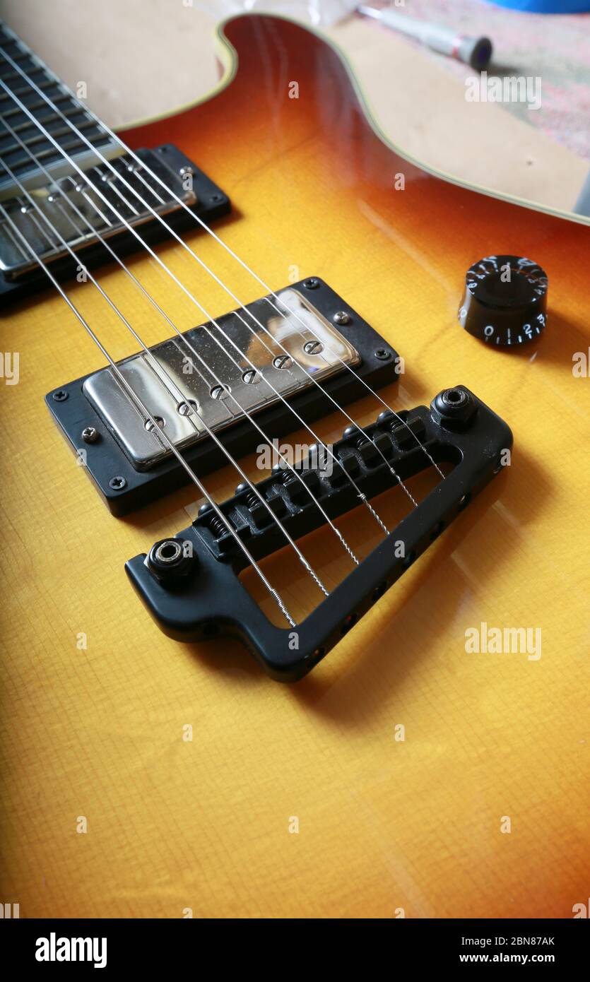 Guitarras construidas fotografías e imágenes de alta resolución - Alamy