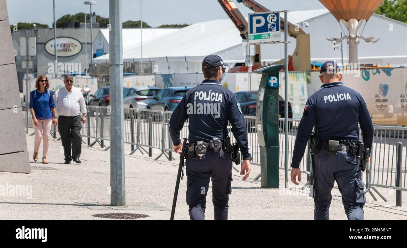 Lisboa, Portugal - 7 de mayo de 2018: Policía patrullando a pie en el distrito de la Expo en un día de primavera Foto de stock