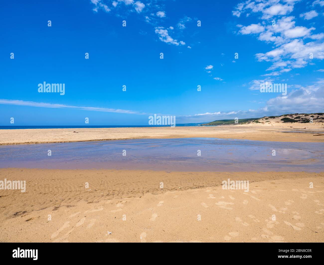 La inmensa y maravillosa playa de Piscinas con su panorama exótico, cerca de imponentes y sinuosas dunas de fina, cálida arena dorada Foto de stock