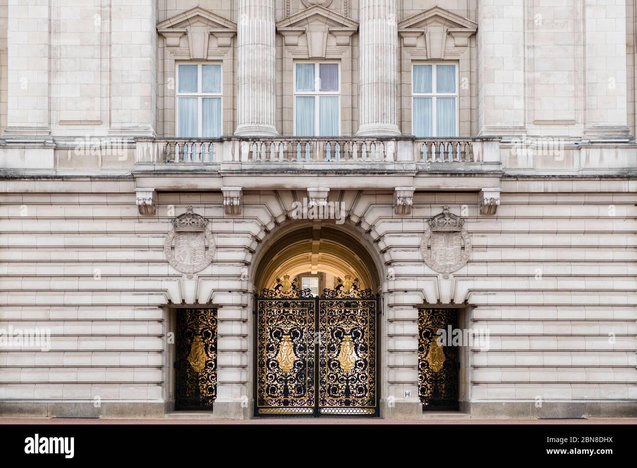 Puertas de entrada debajo del balcón vacío en el Palacio de Buckingham, Londres, Reino Unido Foto de stock