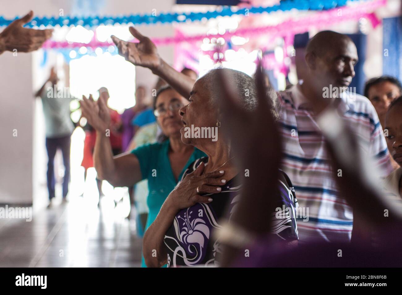 Celebración religiosa, misa católica en el campo Brasil, Santa Teresa D´Ávila. Itamatatiua Quilombo, Alcântara, Maranhão, Brasil. Foto de stock