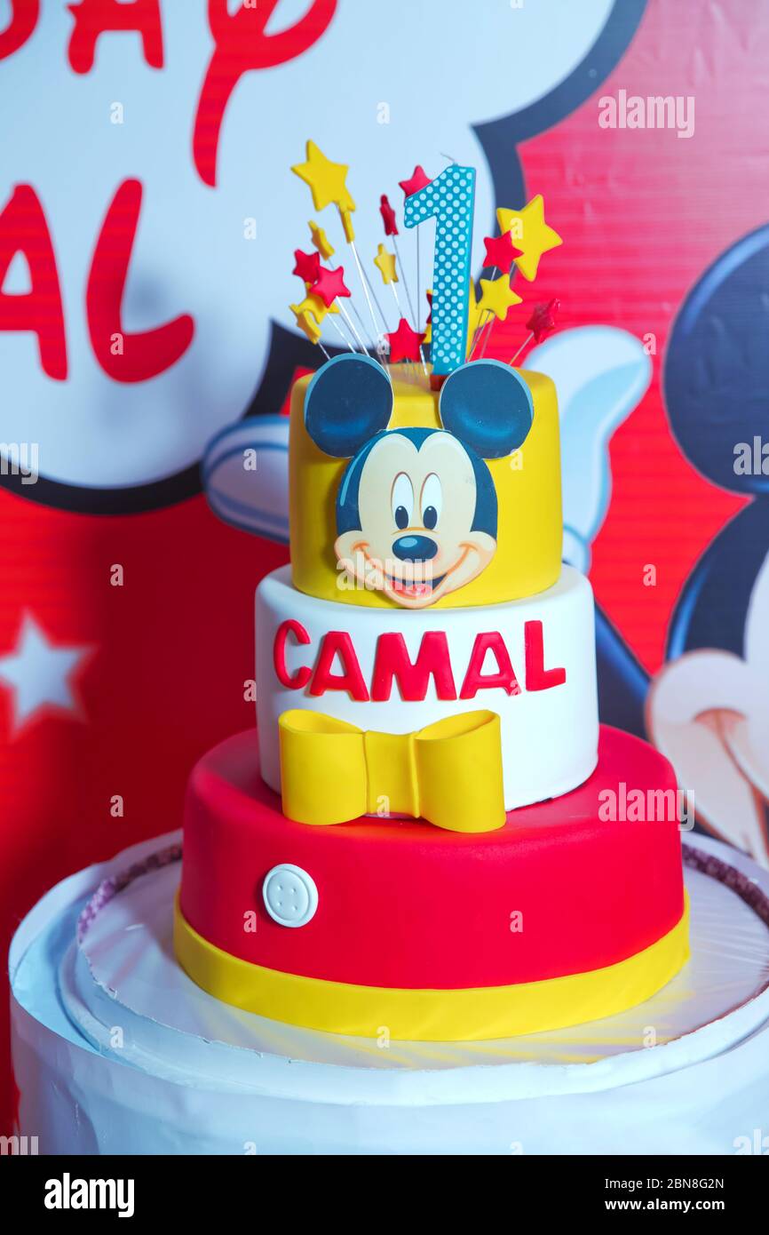 Que uno. Feliz cumpleaños . Una torta. Mickey Mouse . Pastel rojo y amarillo.  Azerbaiyán Bakú  Fotografía de stock - Alamy