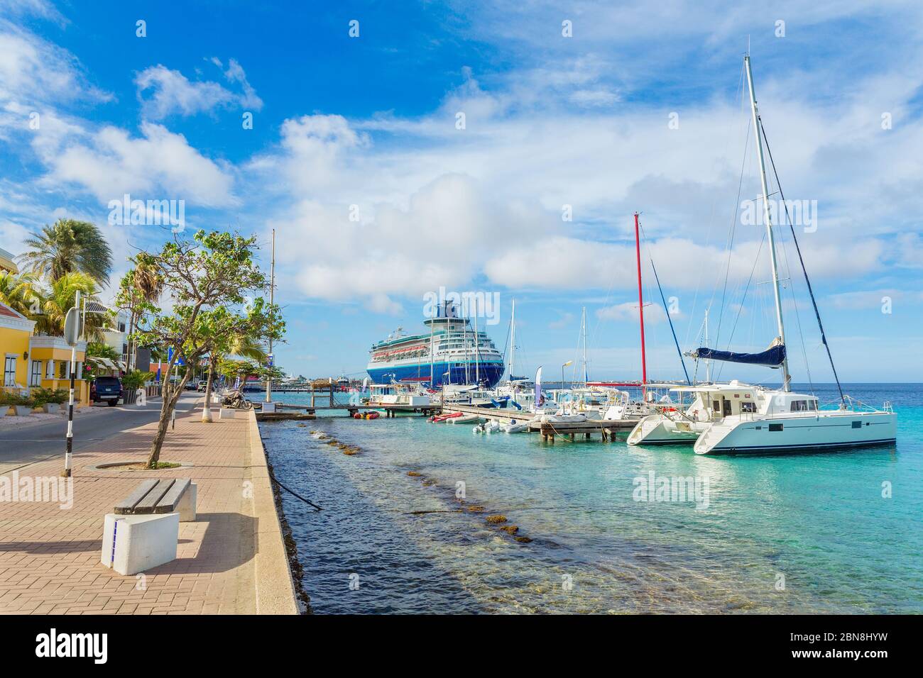 Boulevard en Bonaire con barcos y cruceros en el mar Foto de stock