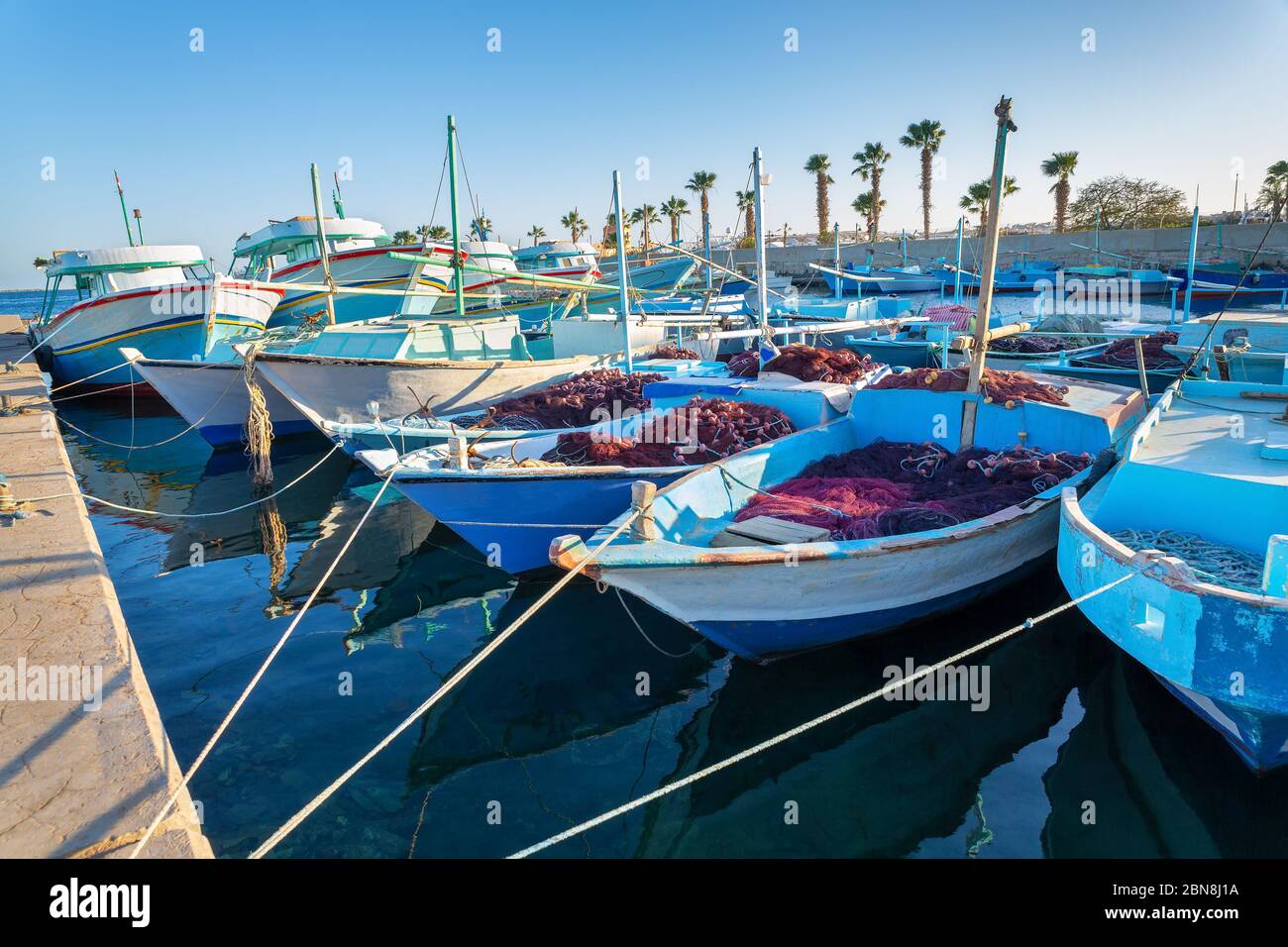 Muchos barcos de pesca que se encuentran en el puerto de Hurghada Egipto Foto de stock