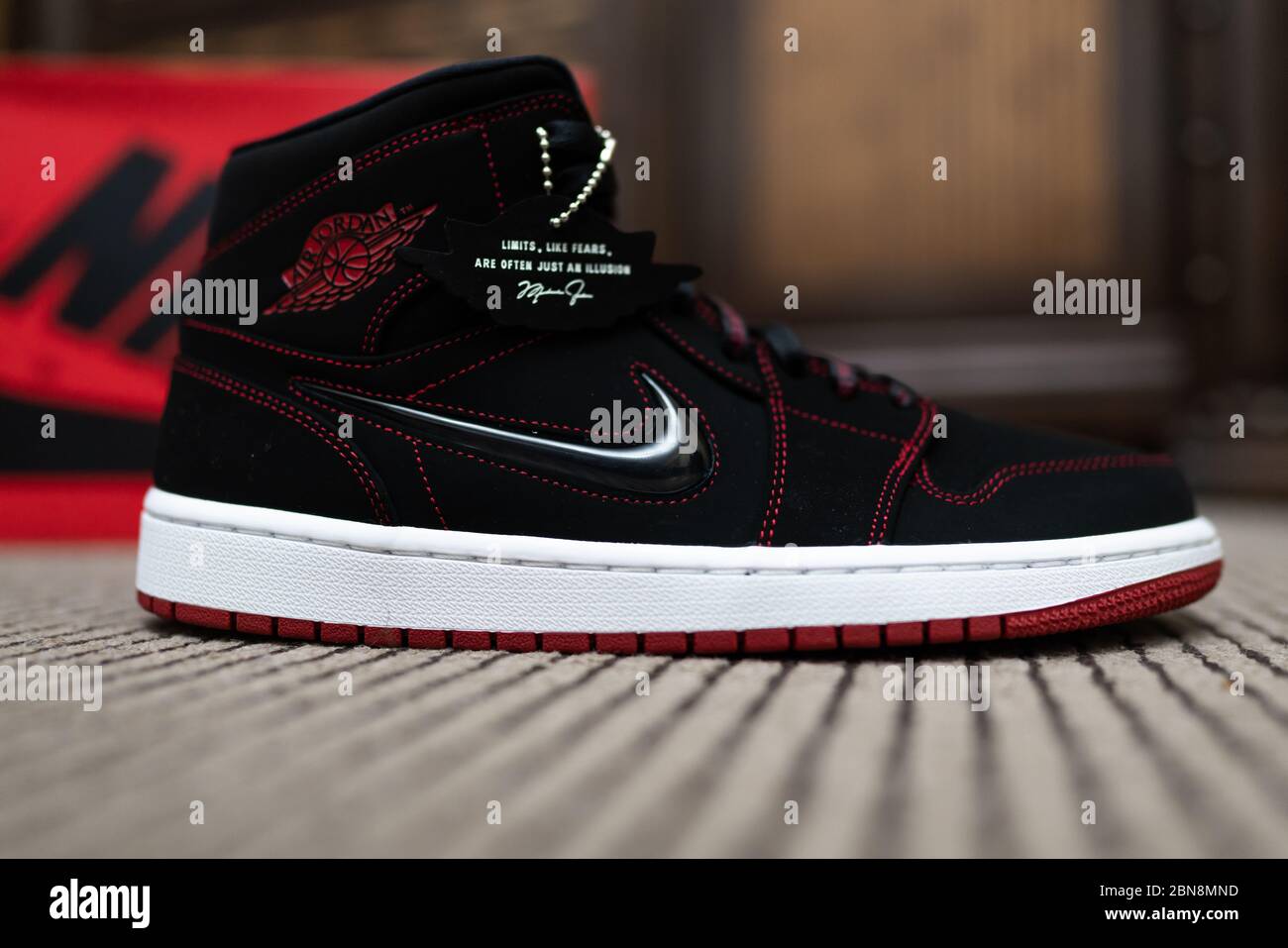 Zapatillas jordan rojas negras fotografías e imágenes de alta resolución -  Alamy
