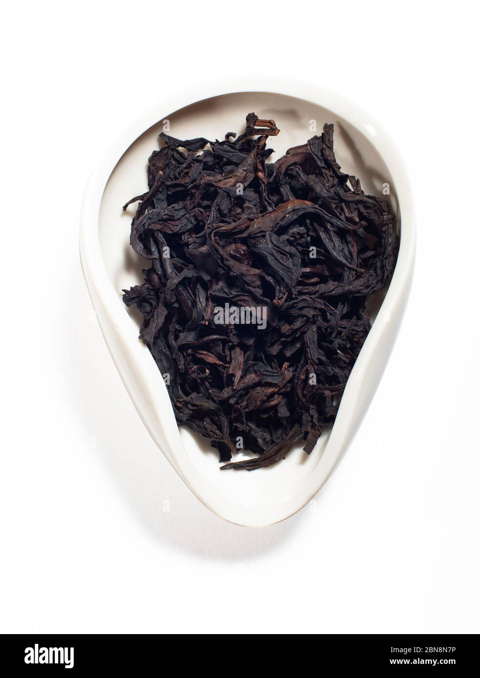 Da Hong Pao Big Red Robe Wuyi Shan asado té ooloong en el tazón de té aislado Foto de stock