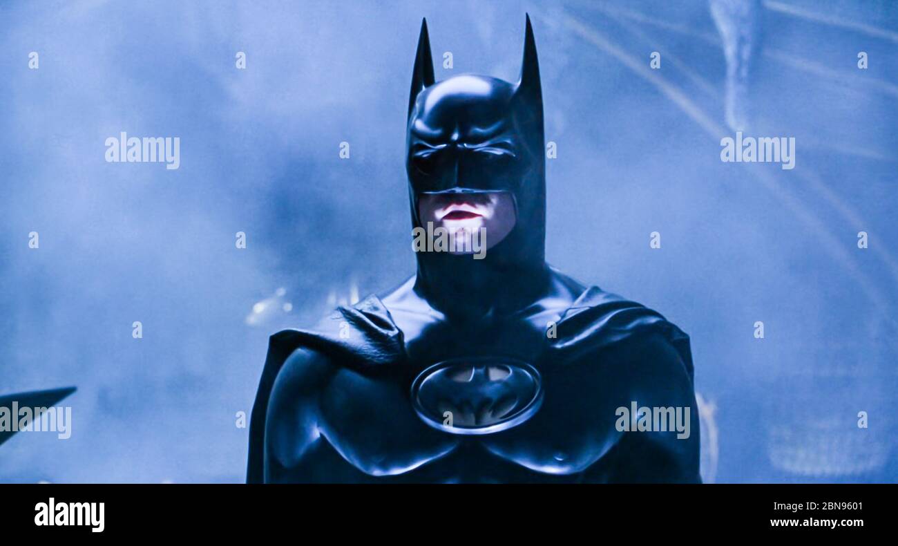 . Val Kilmer en la película de ©Warner Bros : Batman Forever (1995) .  Argumento: Batman debe luchar contra el ex fiscal de distrito Harvey Dent,  que ahora es de dos caras