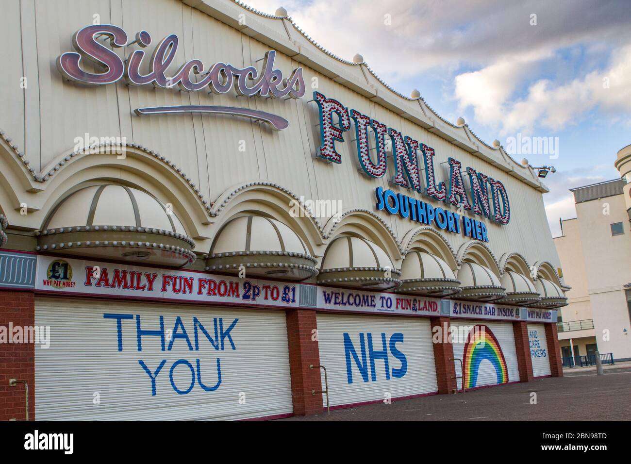NHS coronavirus pandemia de gripe brote enfermedad muerte desastre crisis covid-19; Rainbow signos de apoyo en Southport, Reino Unido Foto de stock