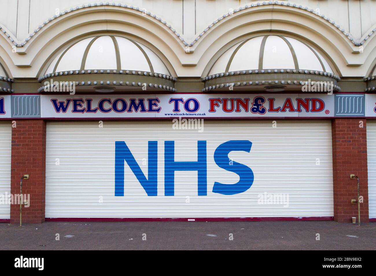 NHS coronavirus pandemia de gripe brote enfermedad muerte desastre crisis covid-19; Rainbow signos de apoyo en Southport, Reino Unido Foto de stock