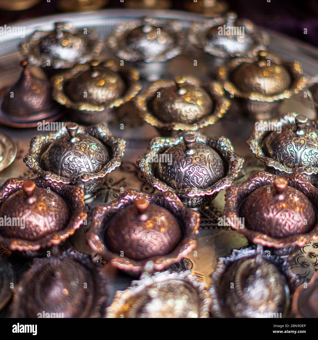 Vasos metálicos cincelados con tapa metálica cincelada en Bazaar en Fatih,  Estambul, Turquía Fotografía de stock - Alamy