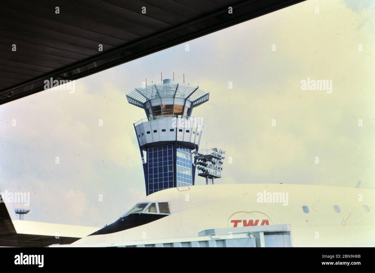 1972 Francia - (R) - TWA Jet Airplane y Air Traffic Control Tower en el aeropuerto (posiblemente Orly) Foto de stock