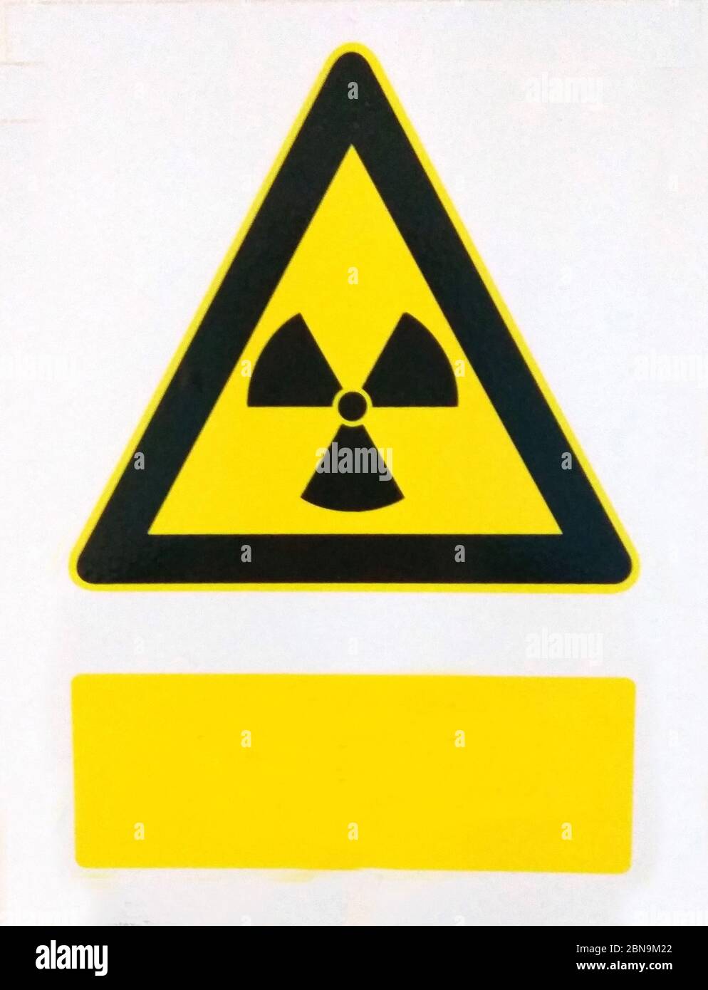 defensa guerra colorante Señal de radio activa. Símbolo de peligro para el logotipo de diseño del  sitio web Fotografía de stock - Alamy