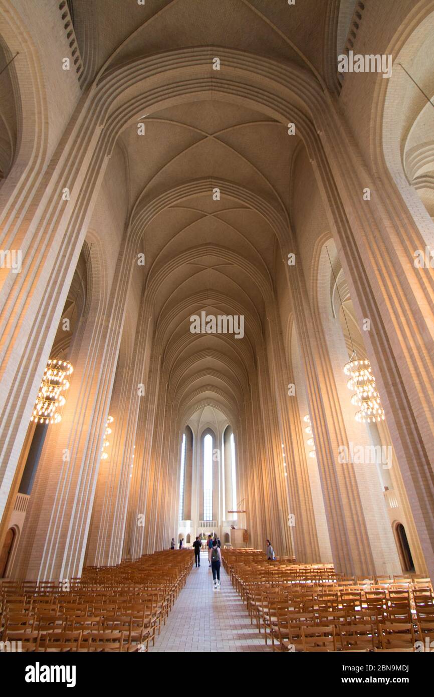 Copenhague, Dinamarca - 24 de agosto de 2019: El interior de la iglesia del expresionista Grundtvig (Grundtvigs Kirke) en el distrito de Bispebjerg Foto de stock