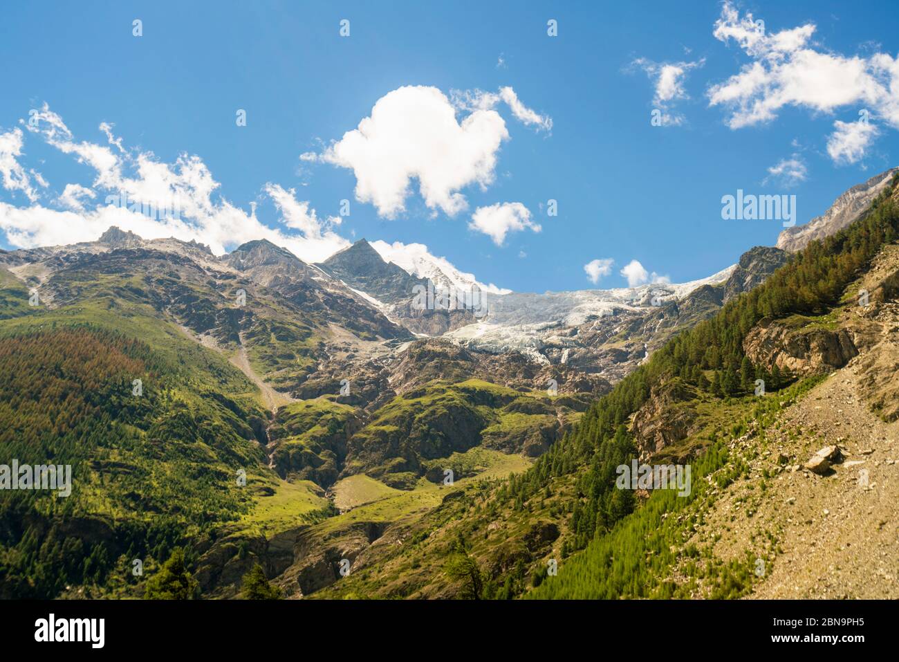 Vista de los Alpes cerca de Zermatt con glaciar en el antecedentes Foto de stock