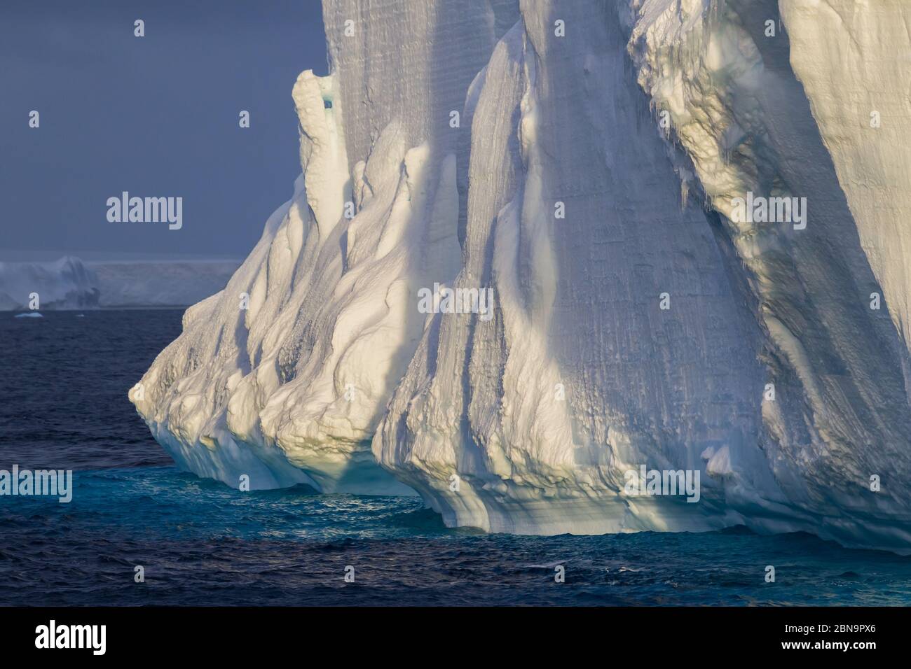 Iceberg de pastel de boda en el océano meridional cerca de la Antártida Foto de stock