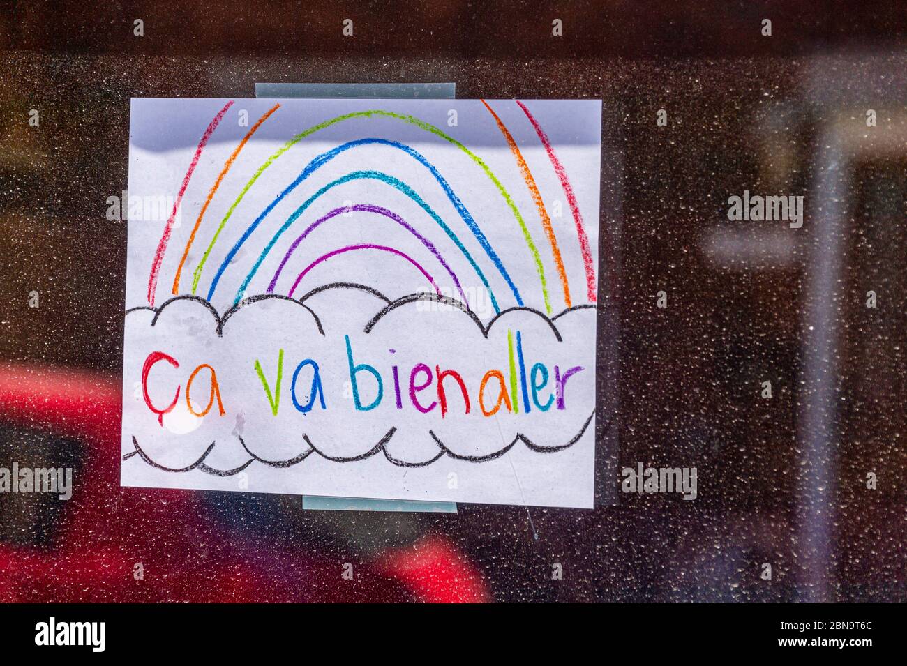 Montreal, CA - 13 de mayo de 2020: CA va bien aller (va a estar bien) mensaje y arco iris en un balcón durante la pandemia de Covid 19 Foto de stock