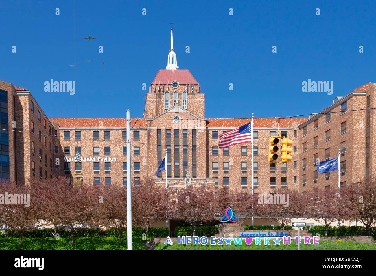Detroit, Michigan, EE.UU. 13 de mayo de 2020. Un sobrevuelo del Hospital Ascension St. John y otros hospitales del área de Detroit por la Guardia Nacional Aérea de Michigan honró a los trabajadores de la salud luchando contra la pandemia del coronavirus. El sobrevuelo consistió en un KC-135 Stratotanker y tres A-10 Thunderbolts, también conocido como Warthogs, de la base de la Guardia Nacional Aérea de Selfridge. Crédito: Jim West/Alamy Live News Foto de stock