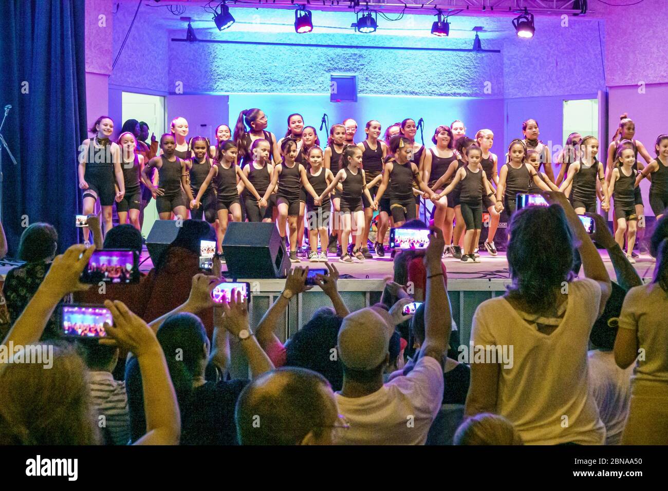 Miami Beach Florida,North Beach Band Shell,Día Internacional de la Mujer,escuela primaria,estudiante,actuación de la compañía de baile,chica,hispana,negra,audiencia pa Foto de stock