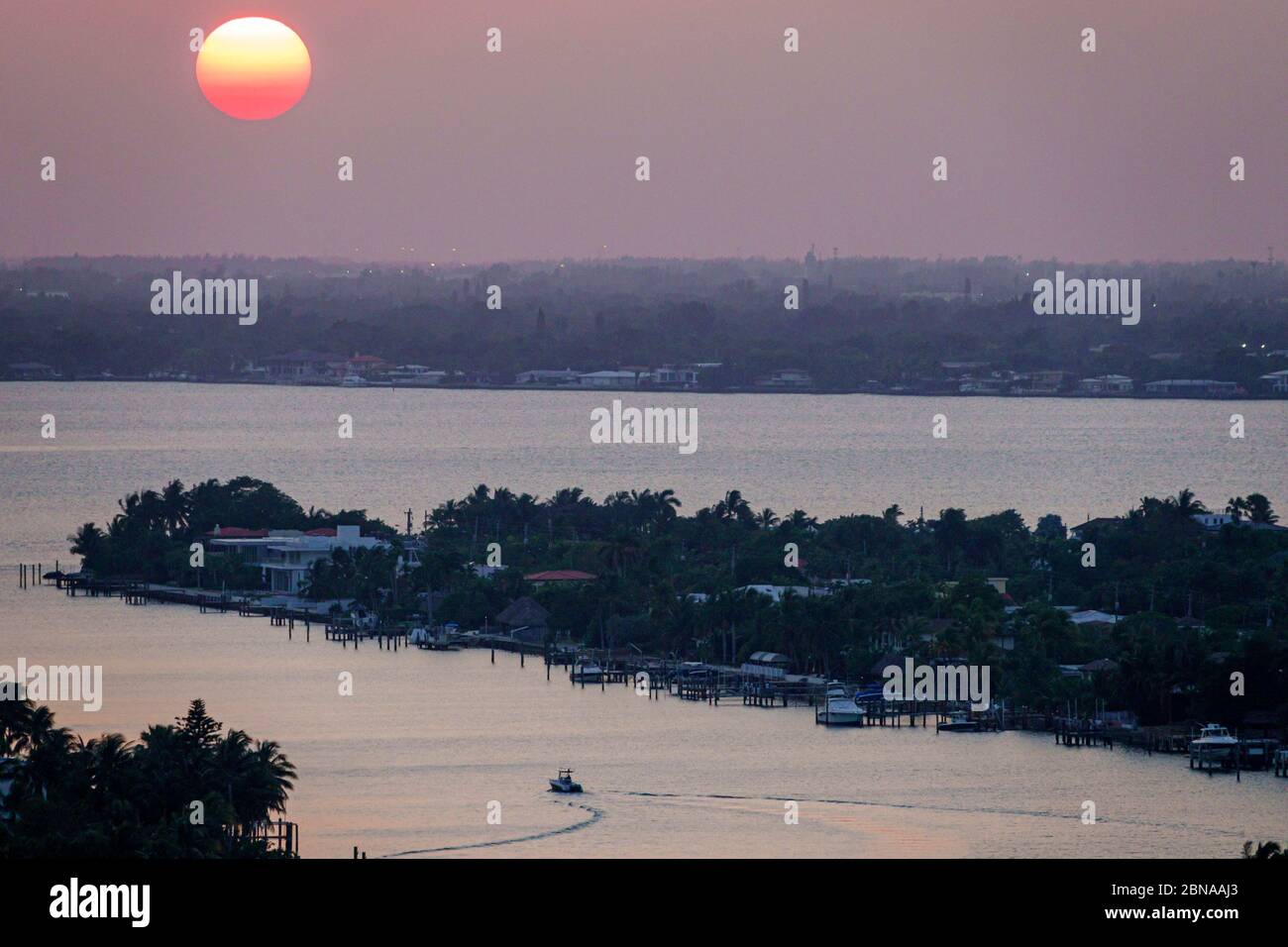Miami Beach Florida, North Beach, Biscayne Bay, puesta de sol, nubes, neblina, FL200415027 Foto de stock