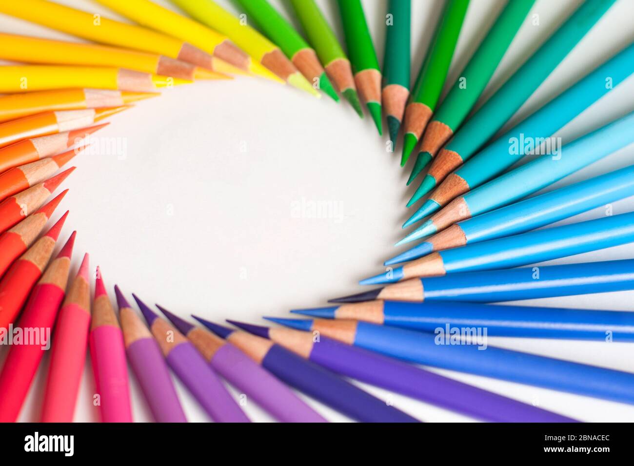 Coca emoción respirar Lápices de color en organizar en la rueda de color colores sobre fondo  blanco Fotografía de stock - Alamy