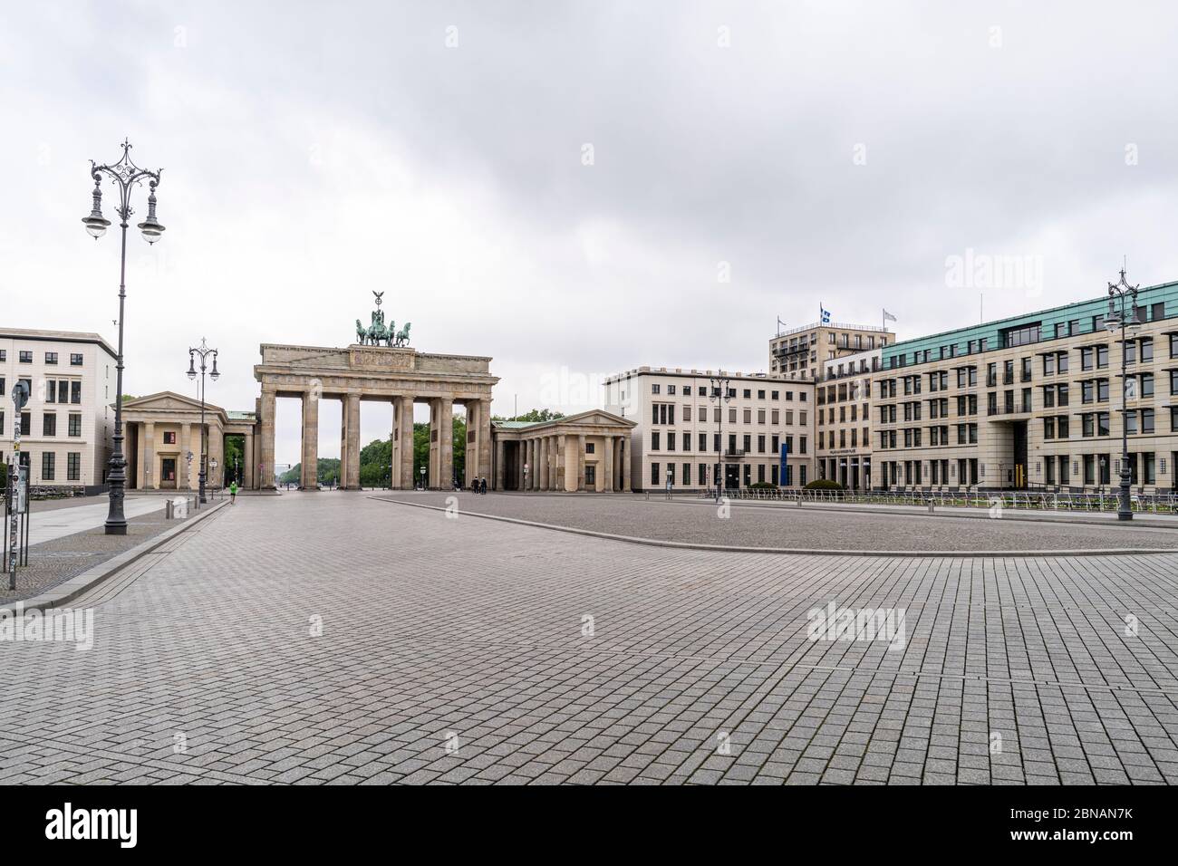 La histórica Puerta de Brandenburgo es un punto de referencia de Berlín, con el espacio público conocido como Pariser Platz en frente, en el centro de Berlín, Alemania Foto de stock