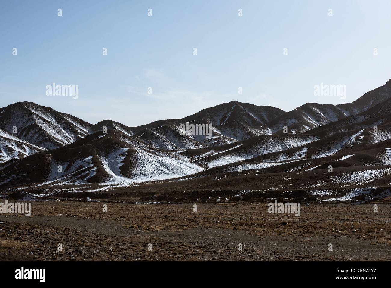 paisaje con la montaña que está cubierta de hielo y musgo Foto de stock