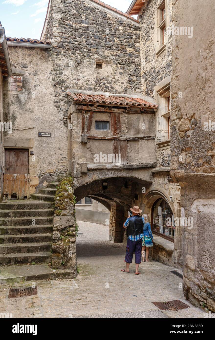 Francia, Puy de Dome, Parque Natural Regional de Volcans d’Auvergne, Saint Saturnin, la Porte des Boucheries y un par de turistas // Francia, Puy-de-Dôme Foto de stock