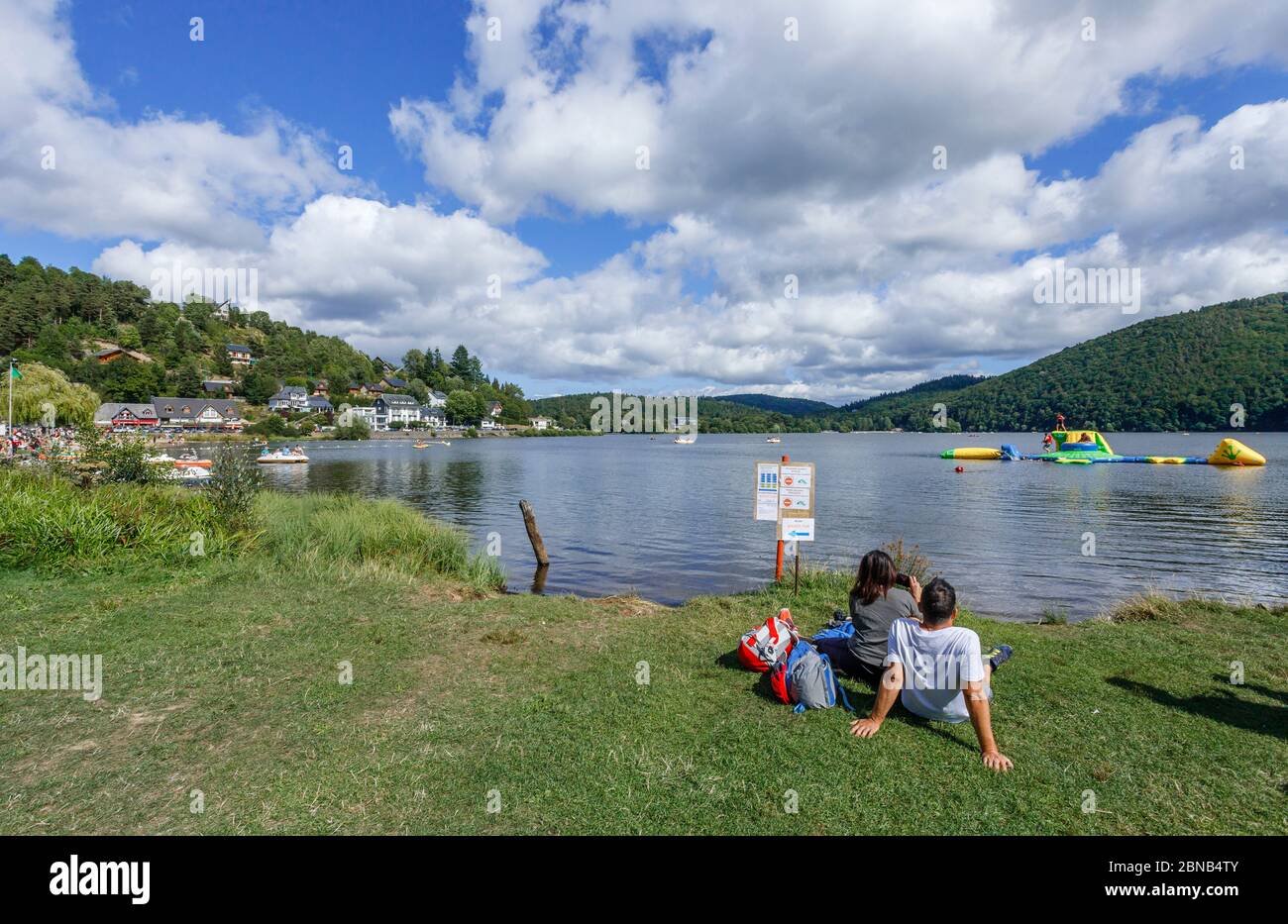 Francia, Puy de Dome, Parque Natural Regional de Volcans d'Auvergne, Chambon sur Lac, Lago Chambon, ambiente de verano con los turistas // Francia, Puy-de-Dôm Foto de stock