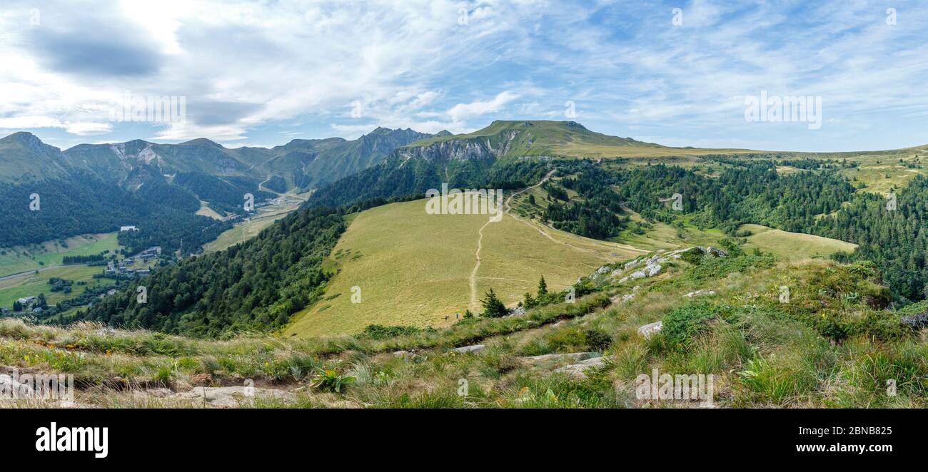 Francia, Puy de Dome, Volcans d’Auvergne Parque Natural Regional, Mont Dore, vista desde la cumbre de le Capucín con el Puy de Sancy en el fondo / Foto de stock