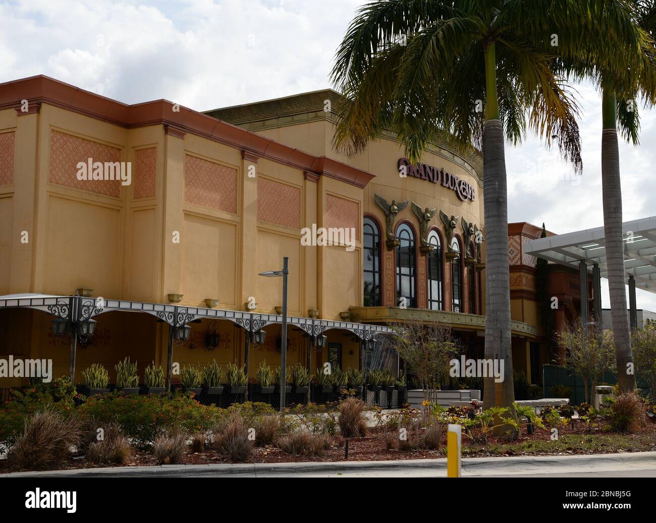 BOCA RATON, FL - MAYO 13: Una vista general del centro comercial Boca Raton  Town Center Mall como restaurantes reabiertos de acuerdo con la fase 1 del  Condado de Palm Beach reapertura
