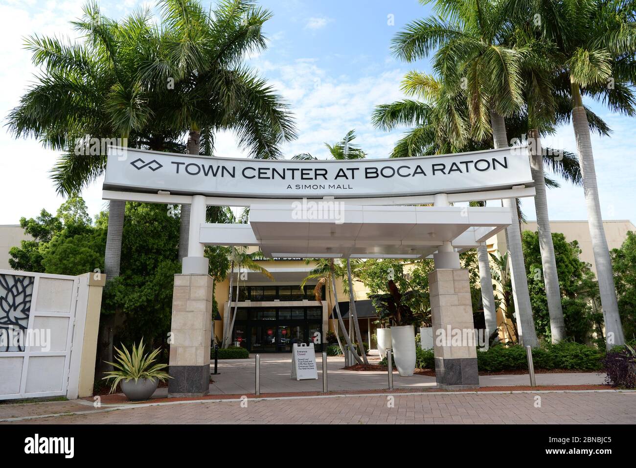 BOCA RATON, FL - MAYO 13: Una vista general del centro comercial Boca Raton  Town Center Mall como restaurantes reabiertos de acuerdo con la fase 1 del  Condado de Palm Beach reapertura