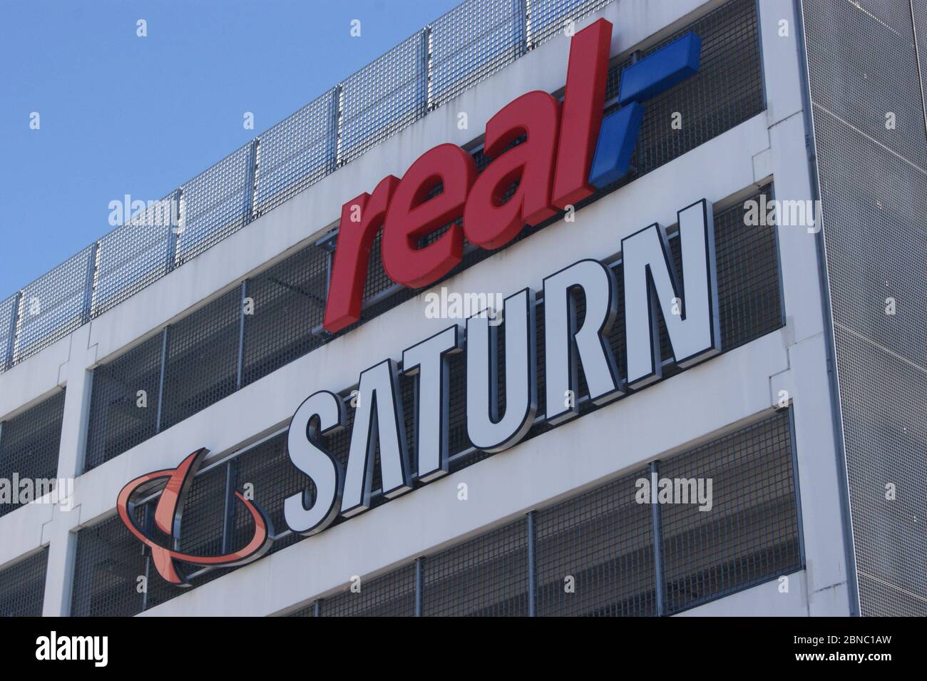Logos der im Einkaufszentrum Spandau Arcaden ansässigen Unternehmen real und Saturn. Foto de stock