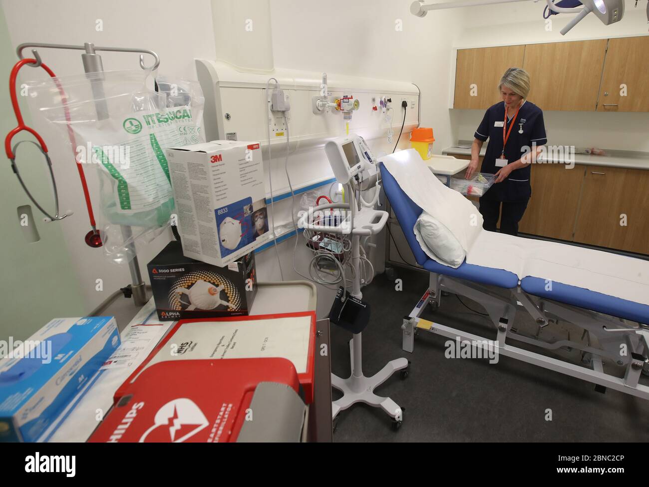 Enfermera de cargo de la tercera edad Jan Ferguson en una sala de tratamiento en el Departamento de pacientes ambulatorios 7 del Departamento de Neurociencias Clínicas de los Lothians de NHS (DCN) que ha sido trasladado a una nueva casa construida específicamente en el campus de Little France en Edimburgo. Foto de stock