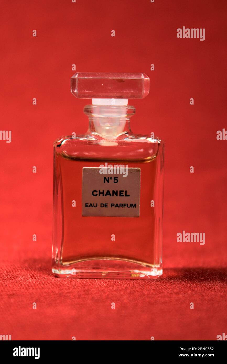 Kolkata, India el 13 de mayo de 2020 : botellas de perfume Chanel aisladas  sobre fondo rojo. Diferentes productos de perfumes Chanel con accesorios  femeninos Fotografía de stock - Alamy