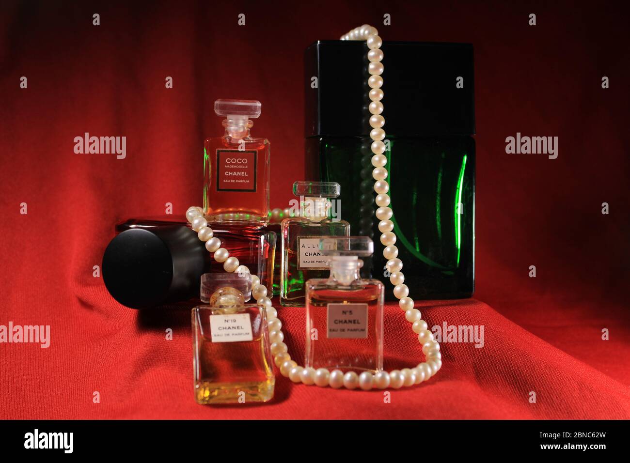Chanel red fotografías e imágenes de alta resolución - Alamy