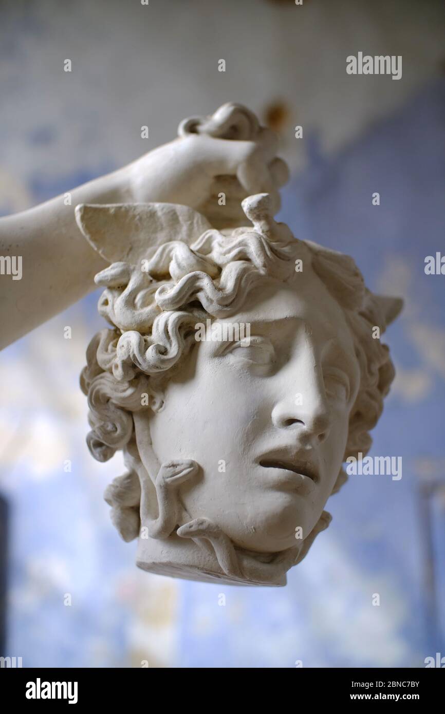 Cabeza cortada de la escultura de mármol de Medusa Foto de stock