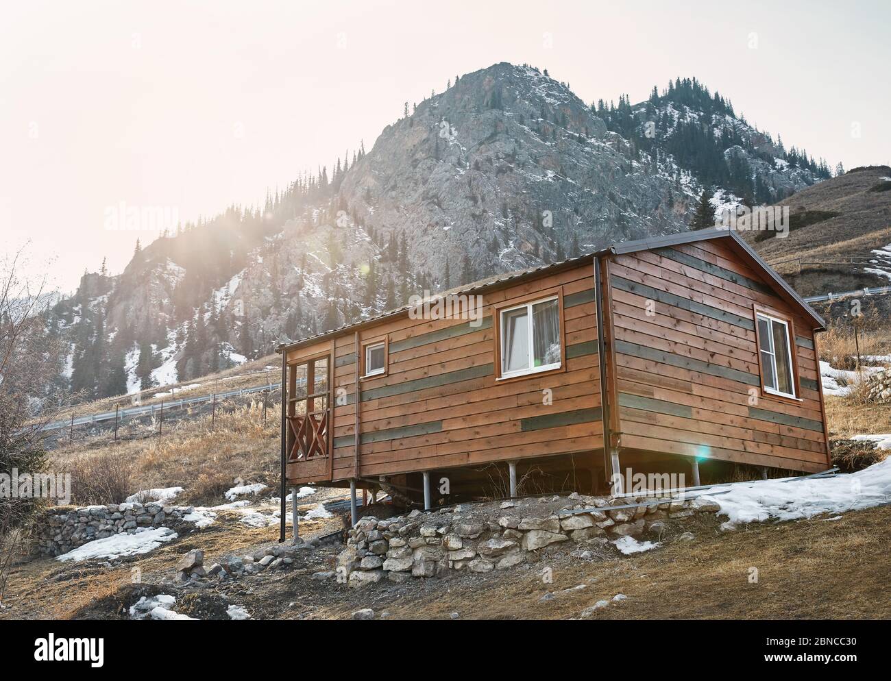 Moderna casa de madera en el complejo de montaña al atardecer Foto de stock