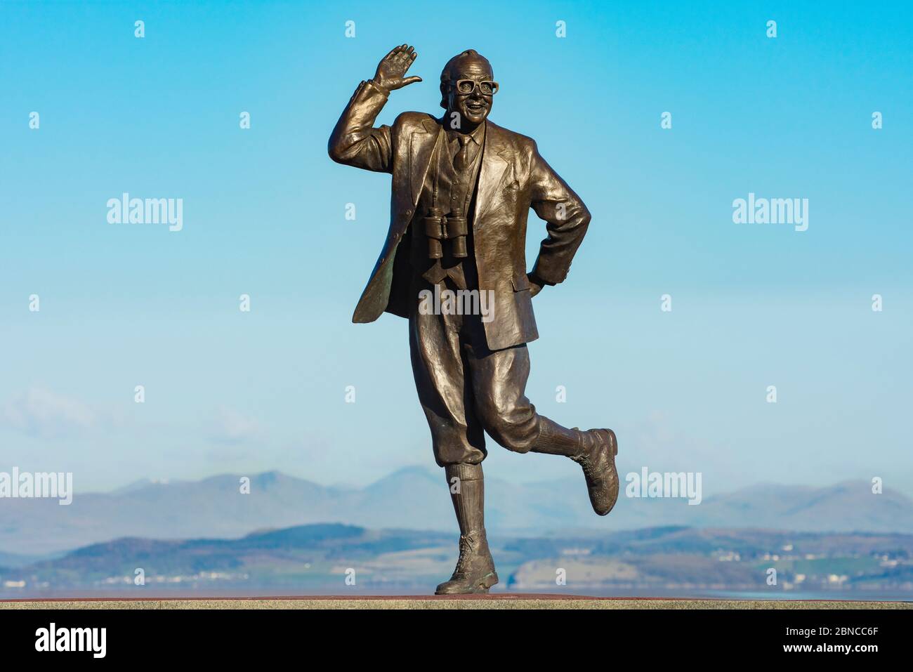 Eric Morecambe estatua de Graham Ibbeson en el Promenade en Morecambe Lancashire Foto de stock