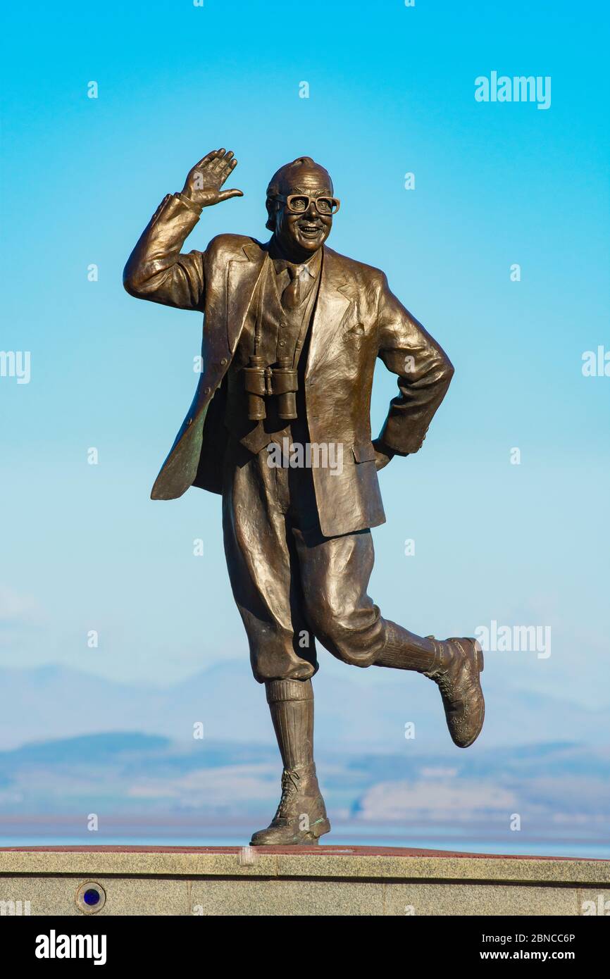 Eric Morecambe estatua de Graham Ibbeson en el Promenade en Morecambe Lancashire Foto de stock