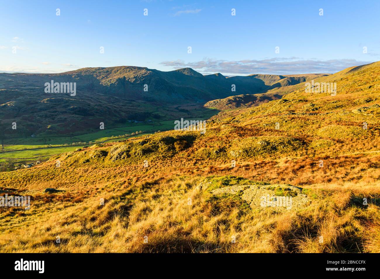 Los tramos superiores del Distrito de los Lagos del valle de Kentmere con los picos de Yoke, Ill Bell, Froswick y Thornthwaite Crag Foto de stock