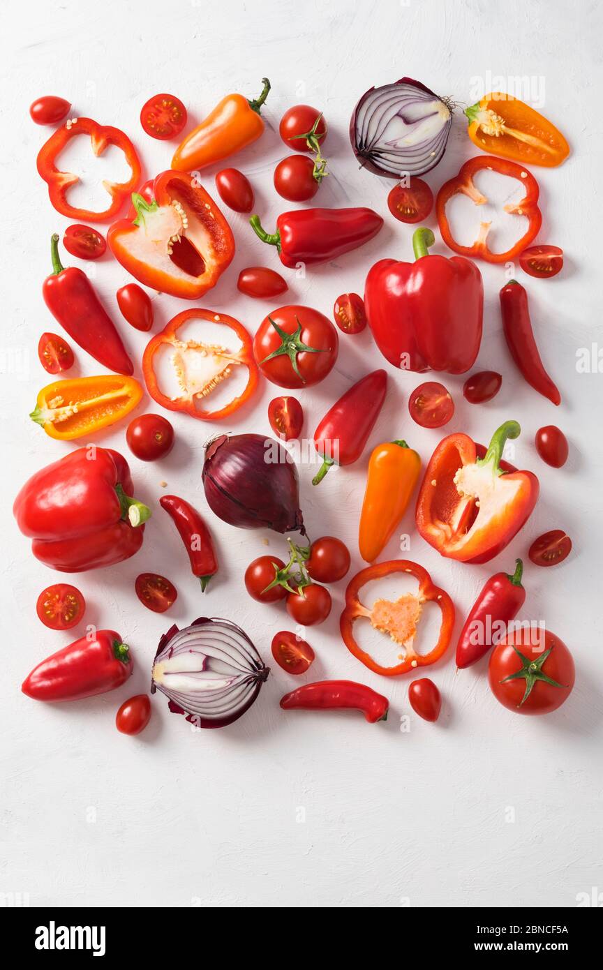 Papel pintado composición abstracta de frutas y verduras. Patrón de alimentos rojos. Concepto de comida saludable, vista superior, espacio de copia en la parte inferior. Foto de stock